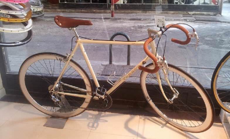 Una bicicleta antigua aún con mucho camino por recorrer