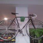 Bici en su cuelgabicis