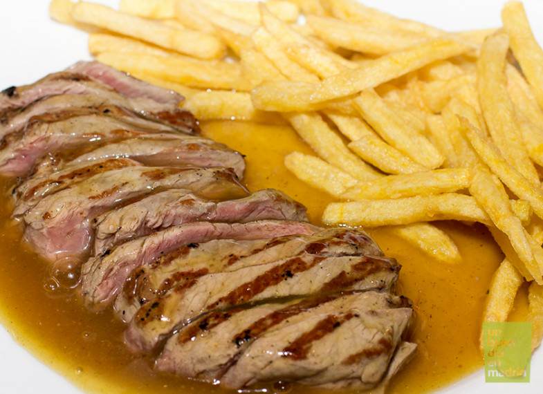 Entrecote con patatas fritas y salsa especial