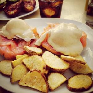 Huevos benedictinos con salmón - Un buen día en Madrid