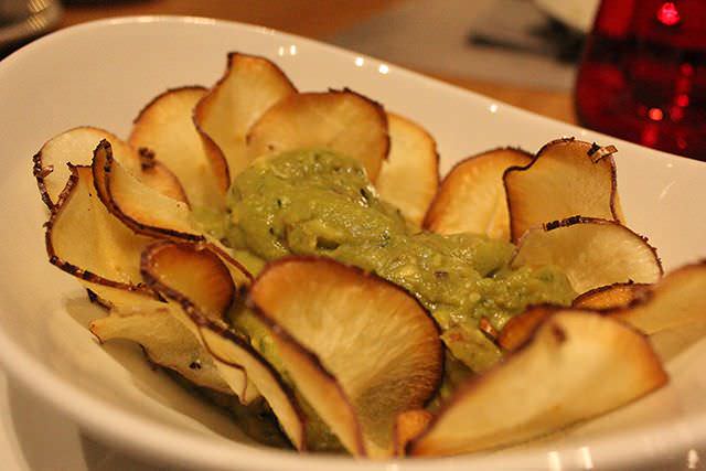 Guacamole con chips de yuca