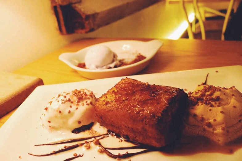 Pan de Brioche caramelizado con helado de yogur búlgaro y espuma de café 