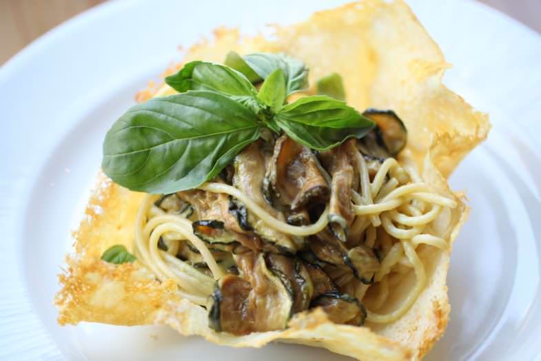 Spaghetti Nerano con calabacín, pimienta, parmesano.