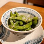 Edamame: una vainas de soja con sal muy curiosas típicas en Japón y China. Foto: Sergio Beleña