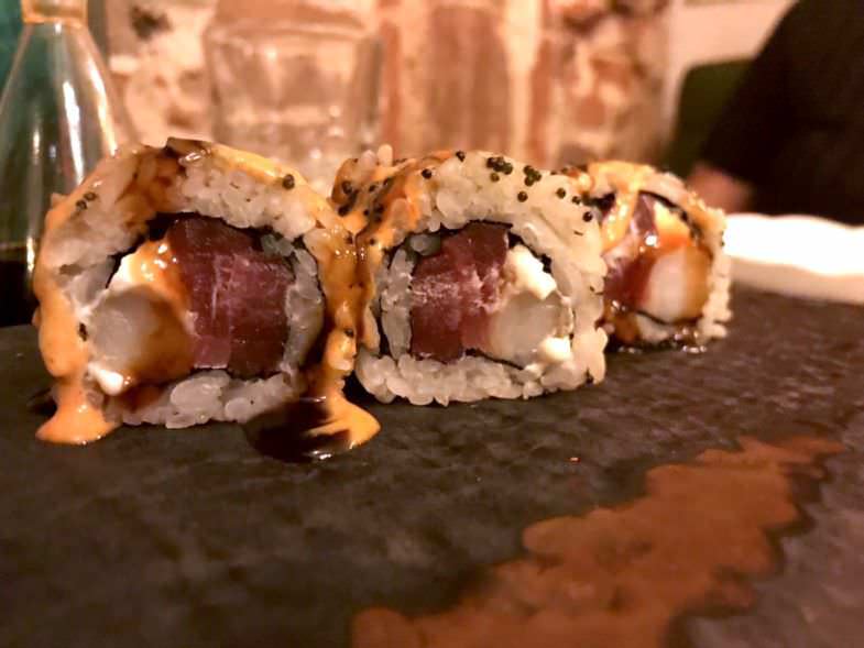 Obama roll con langostino en tempura, atún, queso ricota y tobiko negro