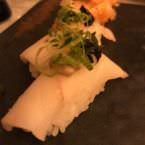 Sushi nigiri de pez mantequilla con ajo negro y trufa