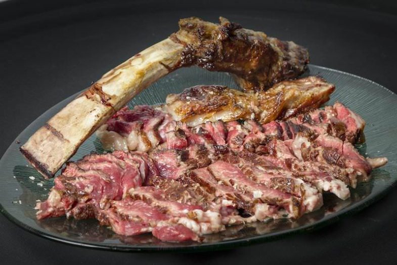 Tomahawk de dos primaveras de La Finca de Jimenez Barbero al estilo Galbi