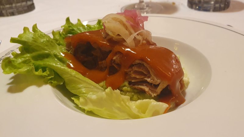 La Raquetista en la Habana 10 Sam latino de cochinillo, barbacoa de guayaba, aguacate, encurtidos y lima