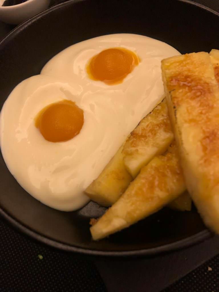 Un par de huevos fritos con patatas de postre en Deli-rant