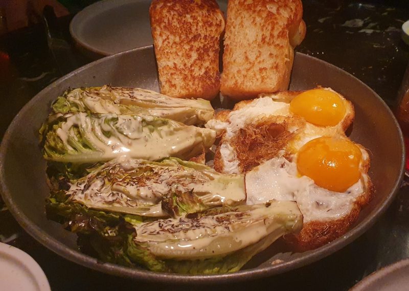 Cogollos a la brasa, huevos fritos y pan brioche