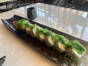California roll en tempura con salmón, queso crema, aguacate y algas wakame