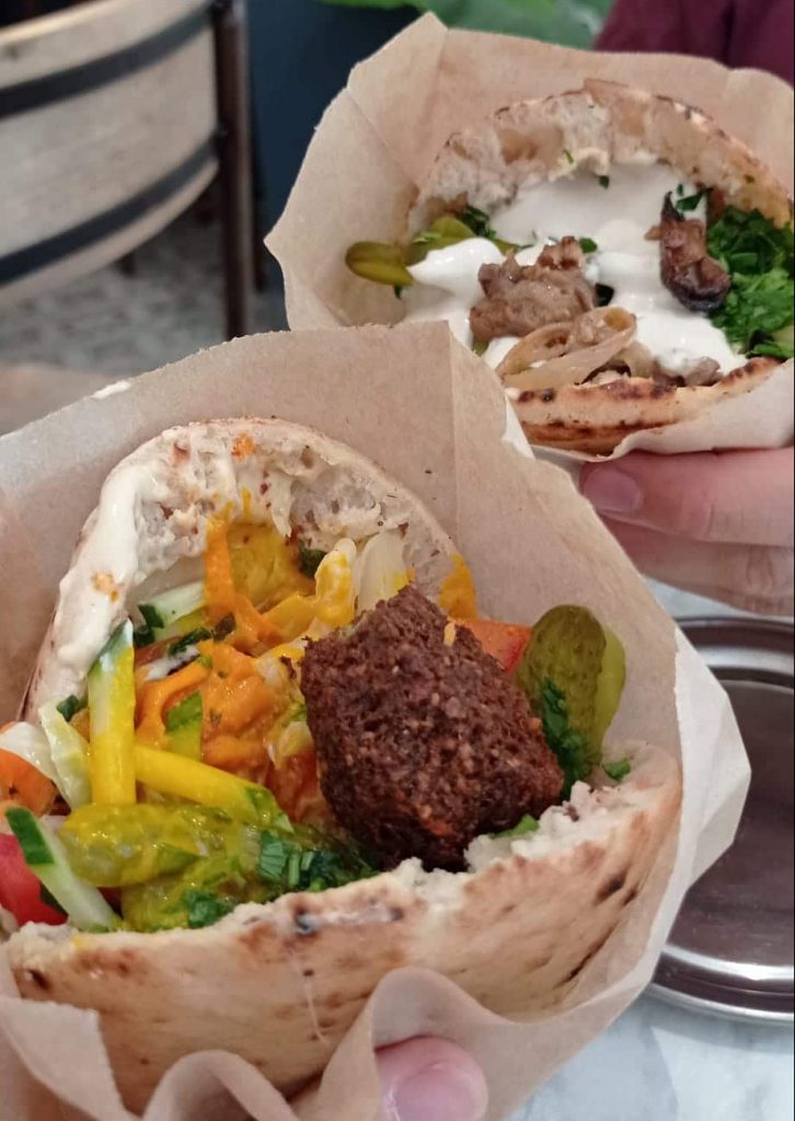 Pita de falafel y de shawarma de setas de la Falafeleria