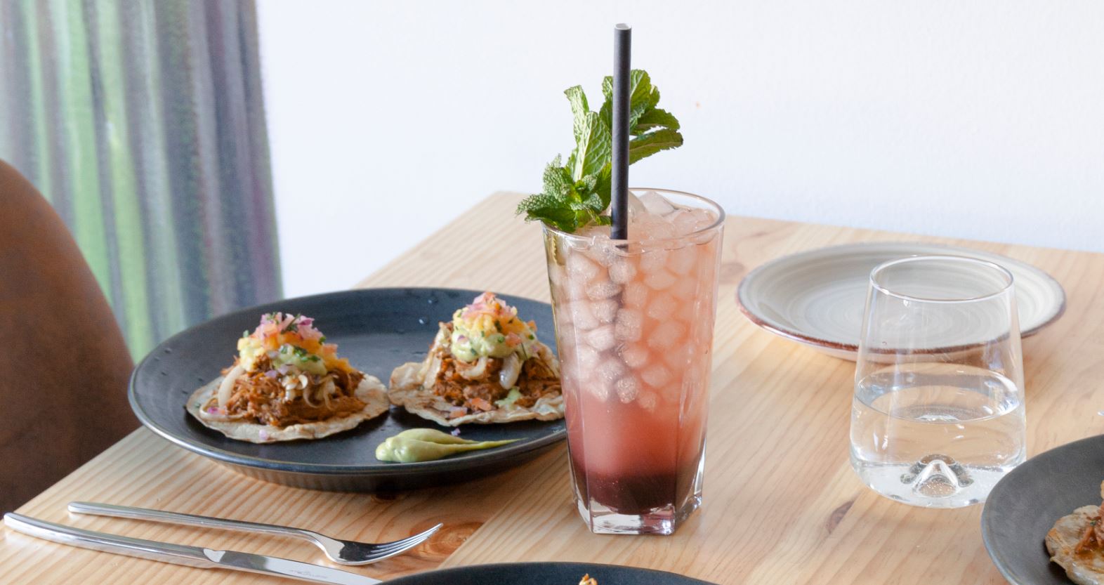 Mojito de fresa y tacos de cochinita