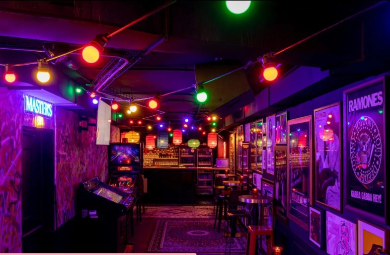 Maquinas arcade en el bar rockade en Malasaña