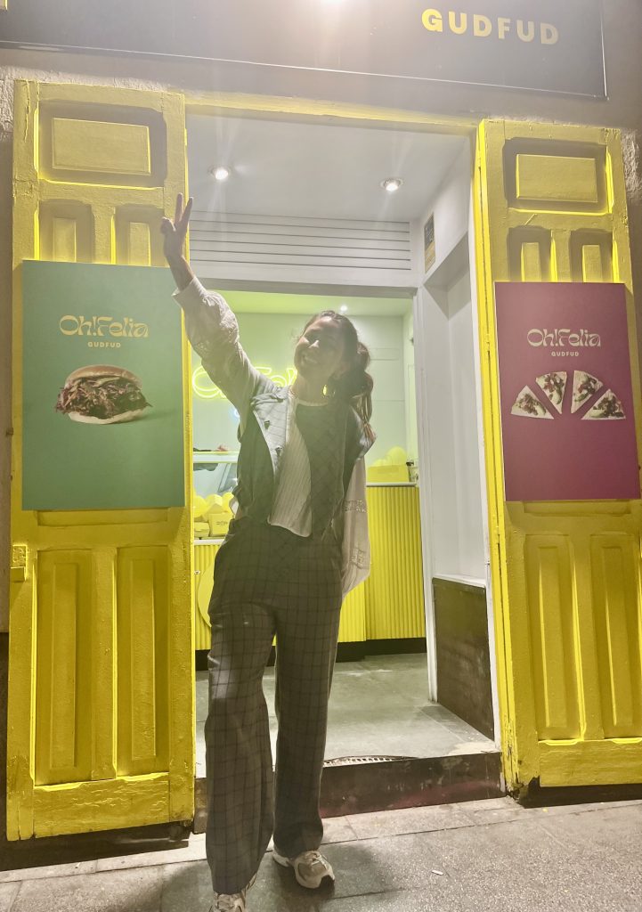 La inigualable Ofelia, en las puertas de su local de take away saludable en Malasaña