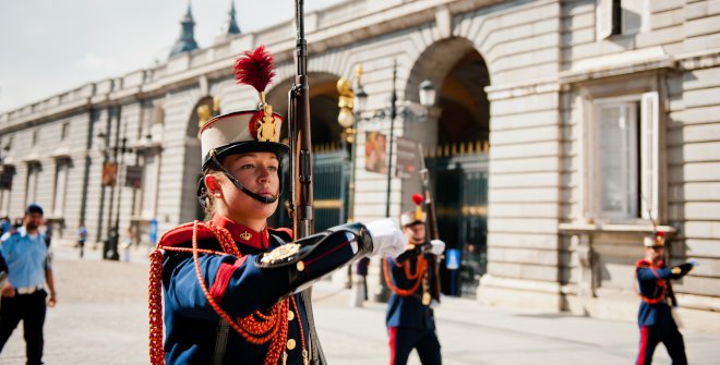 Cambio de guardia en Palacio Real