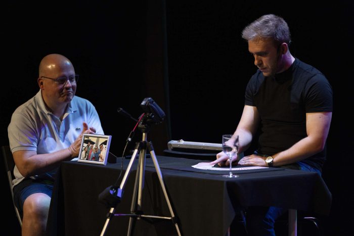 Jose Ruiz explica un juego de cartomagia 