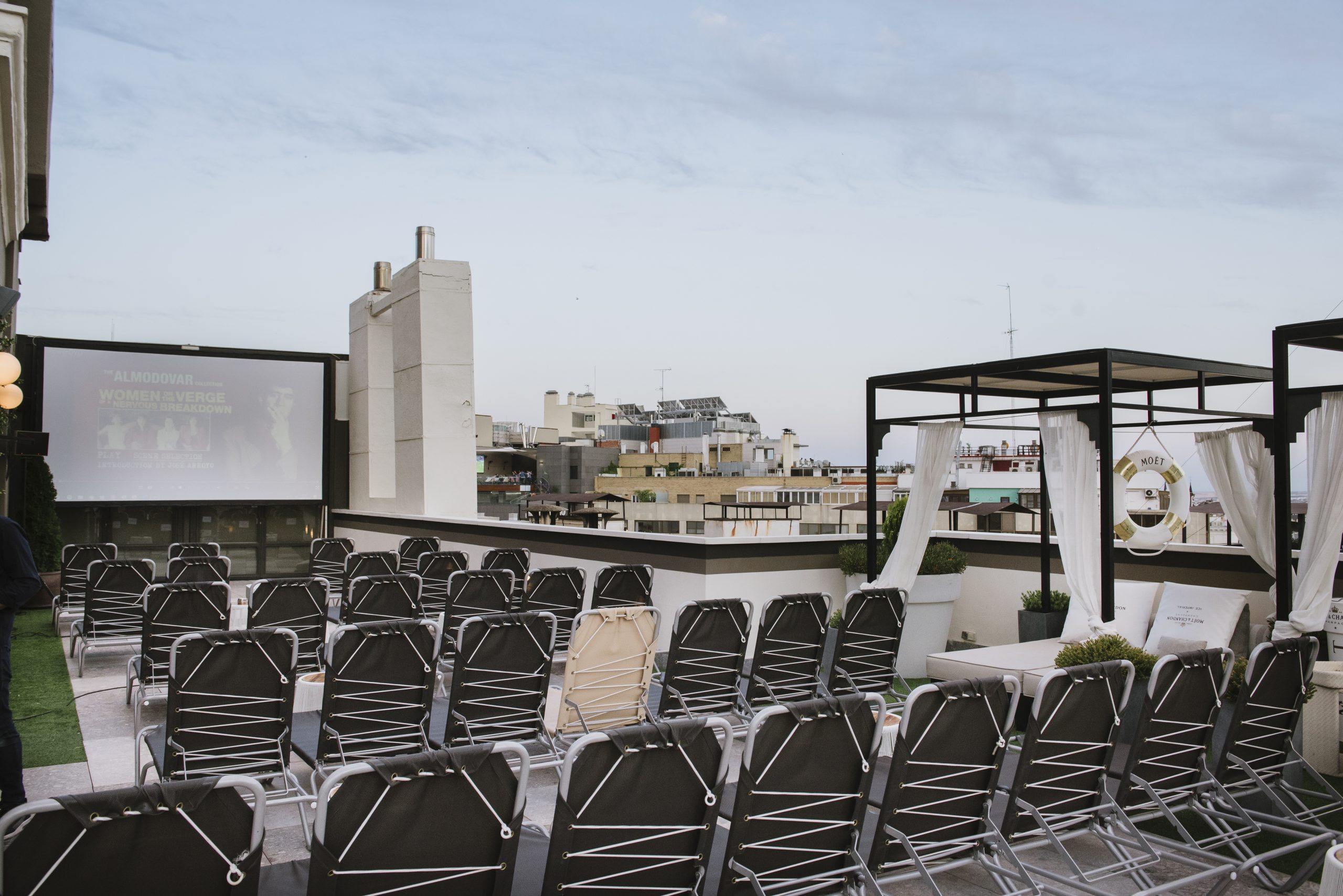 Cine de verano en el Hotel Emperador