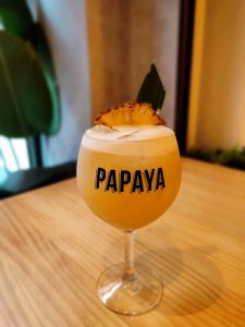 Papaya Destilados Artesanales 24 Cóctel naranja del bar PAPAYA
