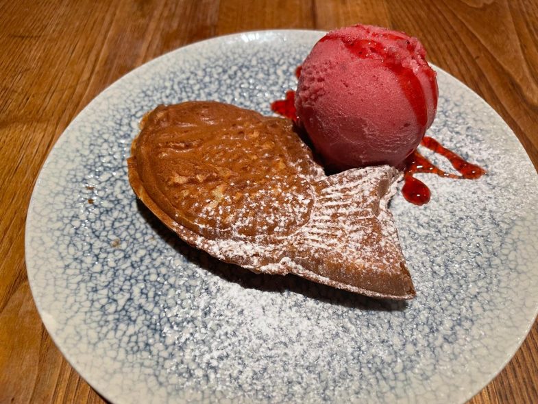 Okashi-Taiyaki relleno de nutella con helado