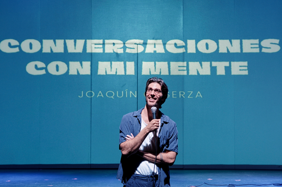 Joaquín Caserza en un momento del show Conversaciones con mi mente