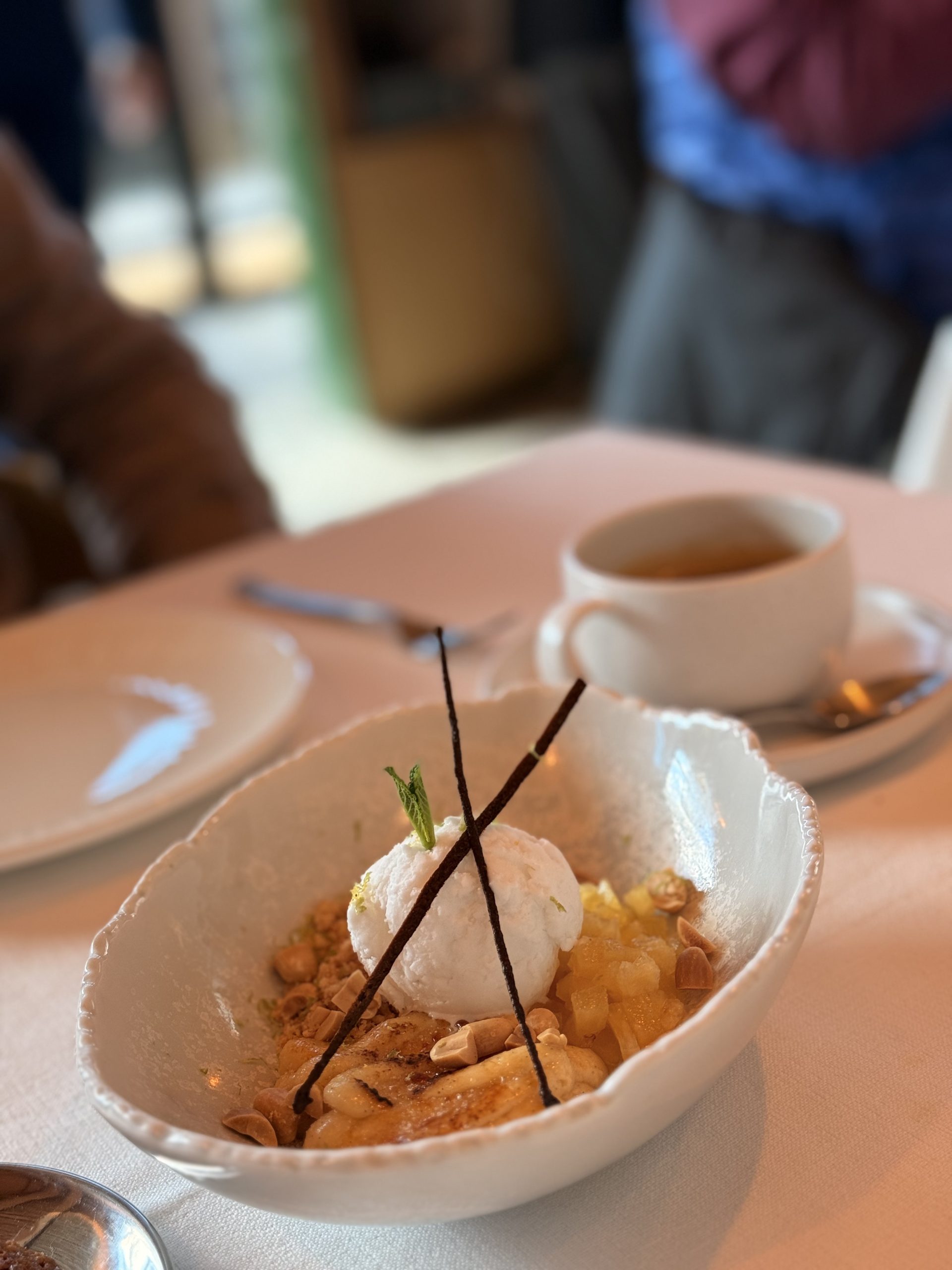 Almara Restaurante 14 Piña especiada, crema de vainilla, cacahuete y sorbete de coco