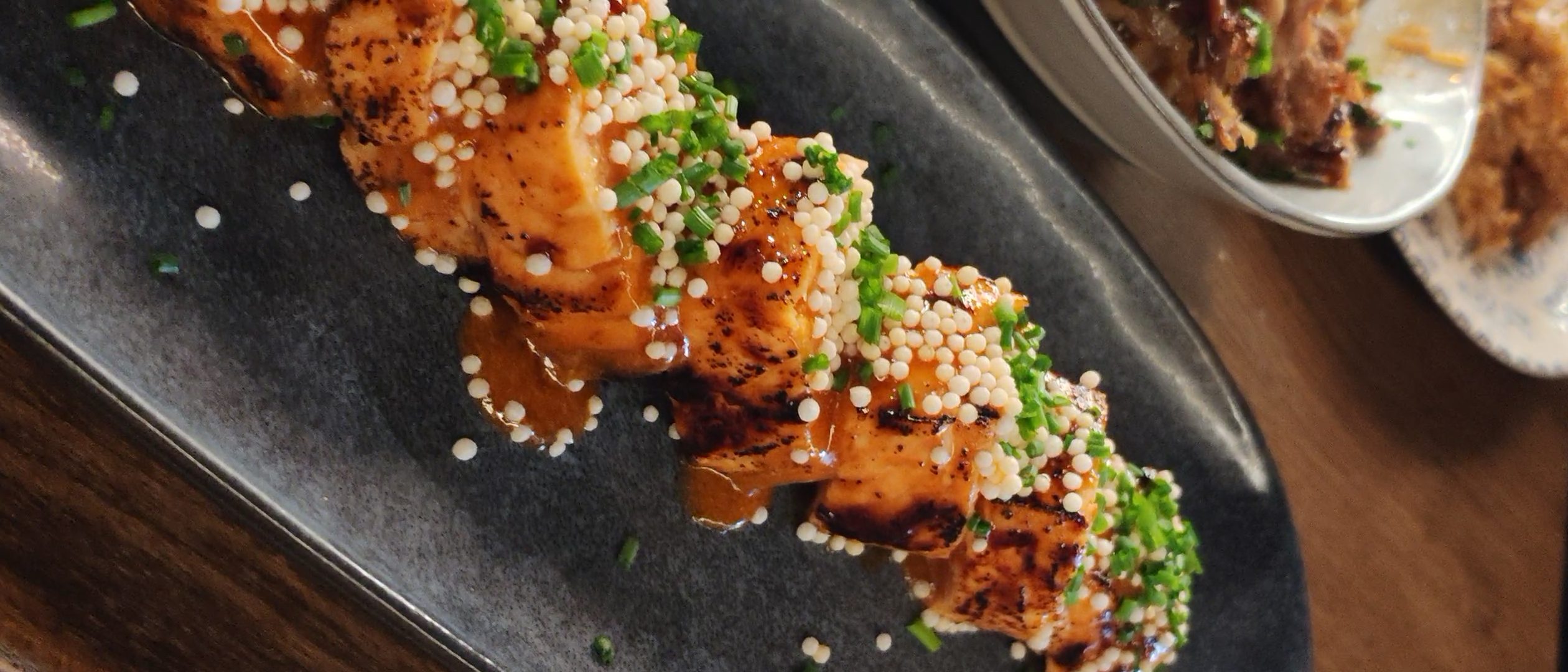 KŌTE La nueva taberna asiática en el centro de Madrid 8 tataki de salmón con gochujang y miel