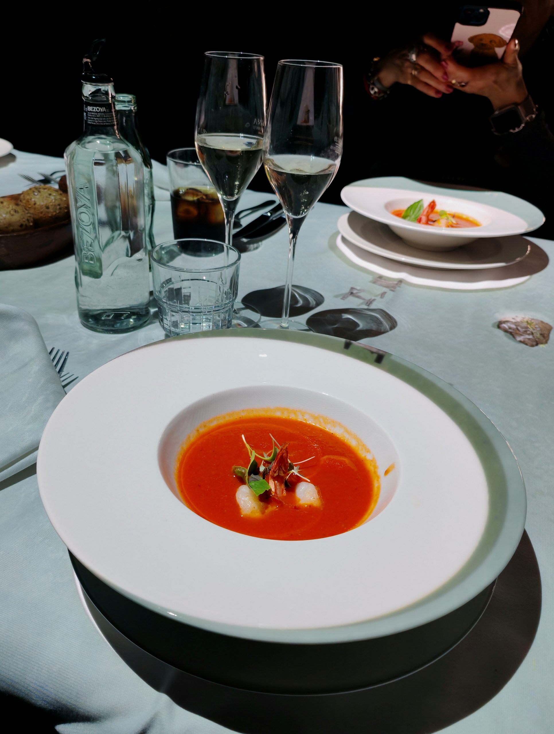 Sopa de tomate y gambas
