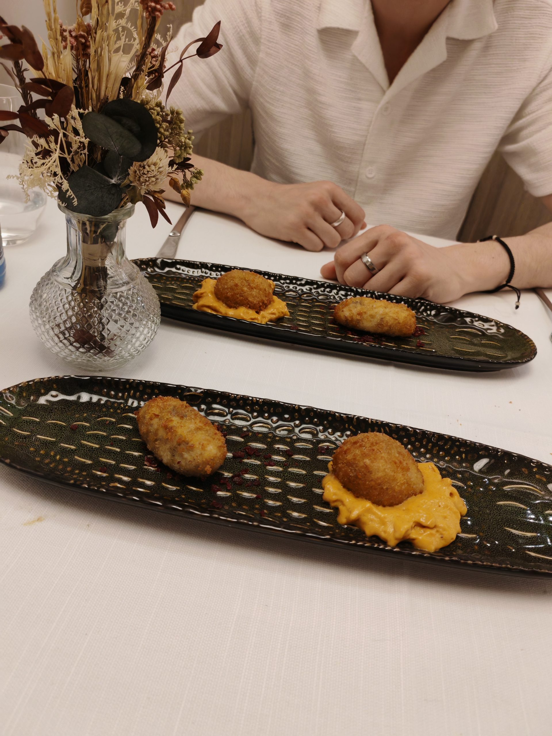La Charca Restaurante: cocina a la brasa junto a Plaza de España 4 Croquetas