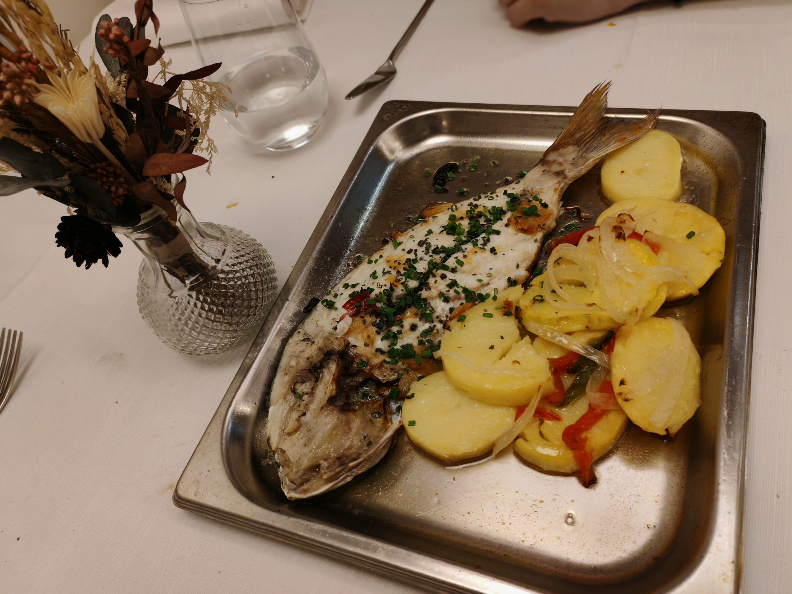 La Charca Restaurante: cocina a la brasa junto a Plaza de España 6 Rodaballo