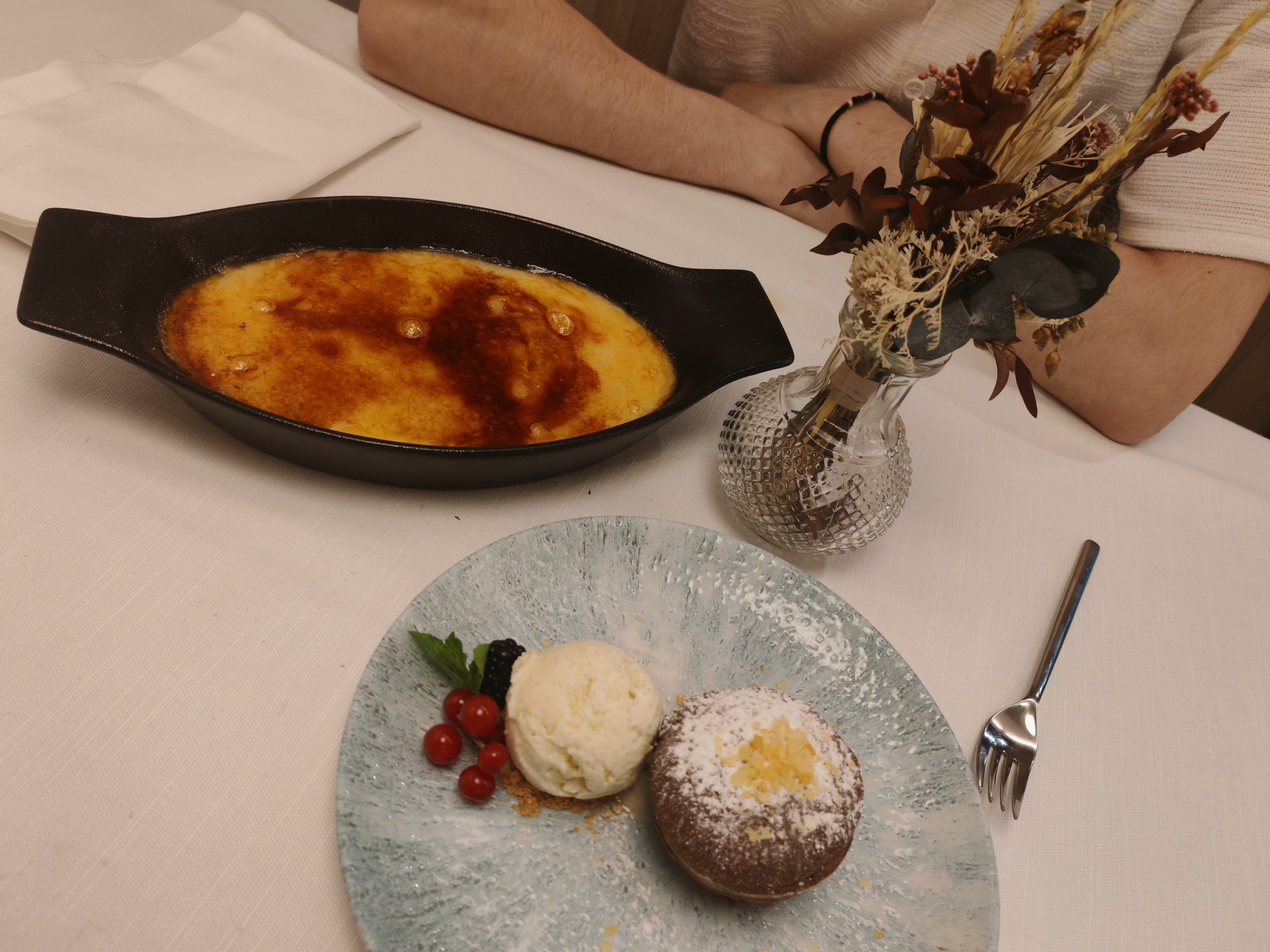 La Charca Restaurante: cocina a la brasa junto a Plaza de España 7 Postres arroz con leche y helado de vainilla con suflé