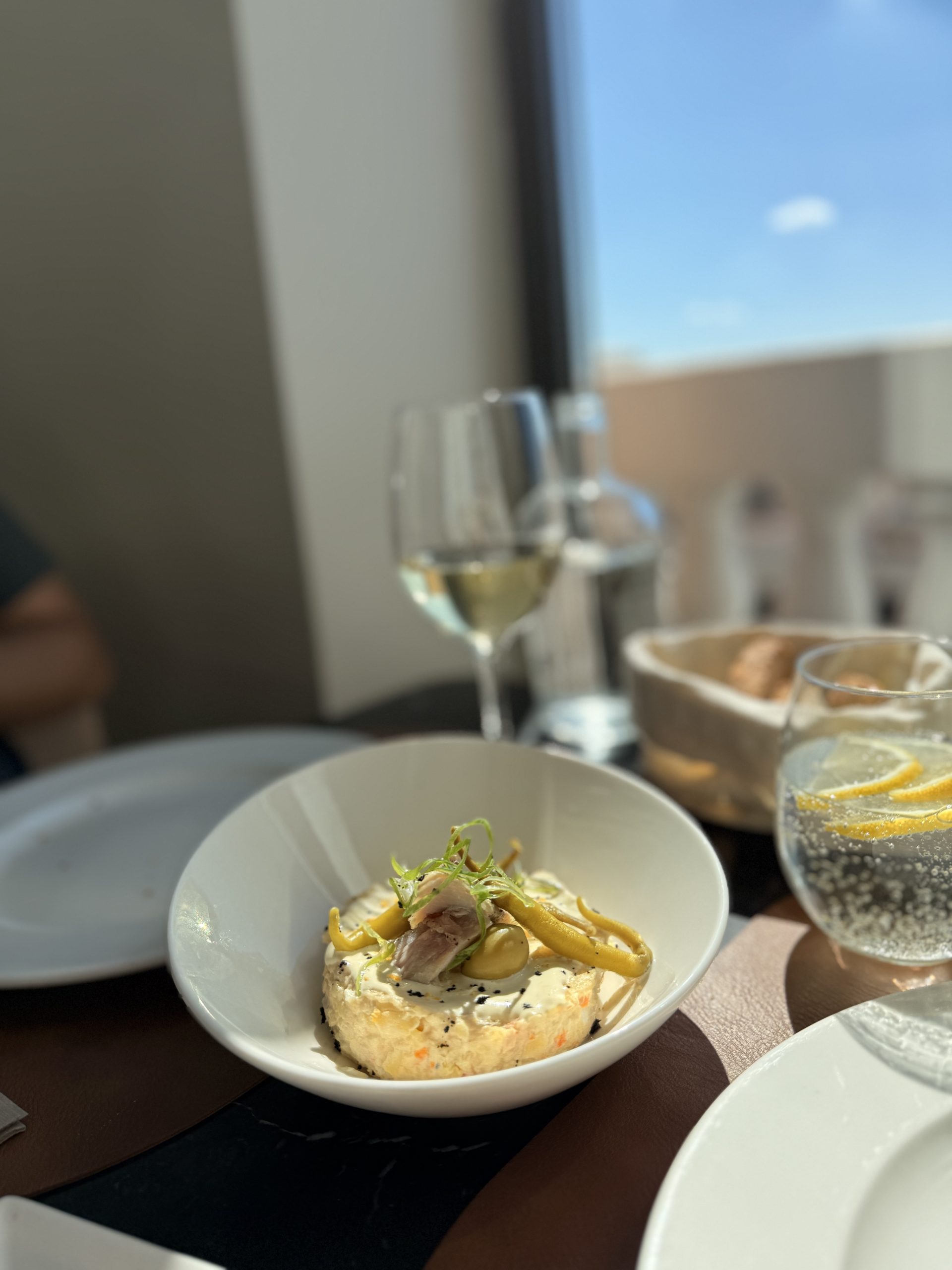 Nice to Meet You, en Dear Hotel Gran Vía 8 Ensaladilla rusa cremosa con ventresca de atún, alioli de ajo confitado, piparras y brotes de cebolleta.