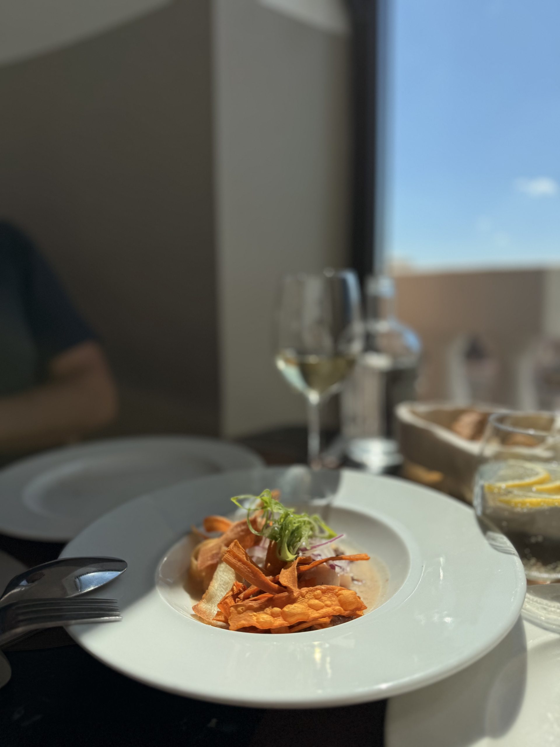 Nice to Meet You, en Dear Hotel Gran Vía 9 Ceviche de corvina con chips de plátano y yuca.