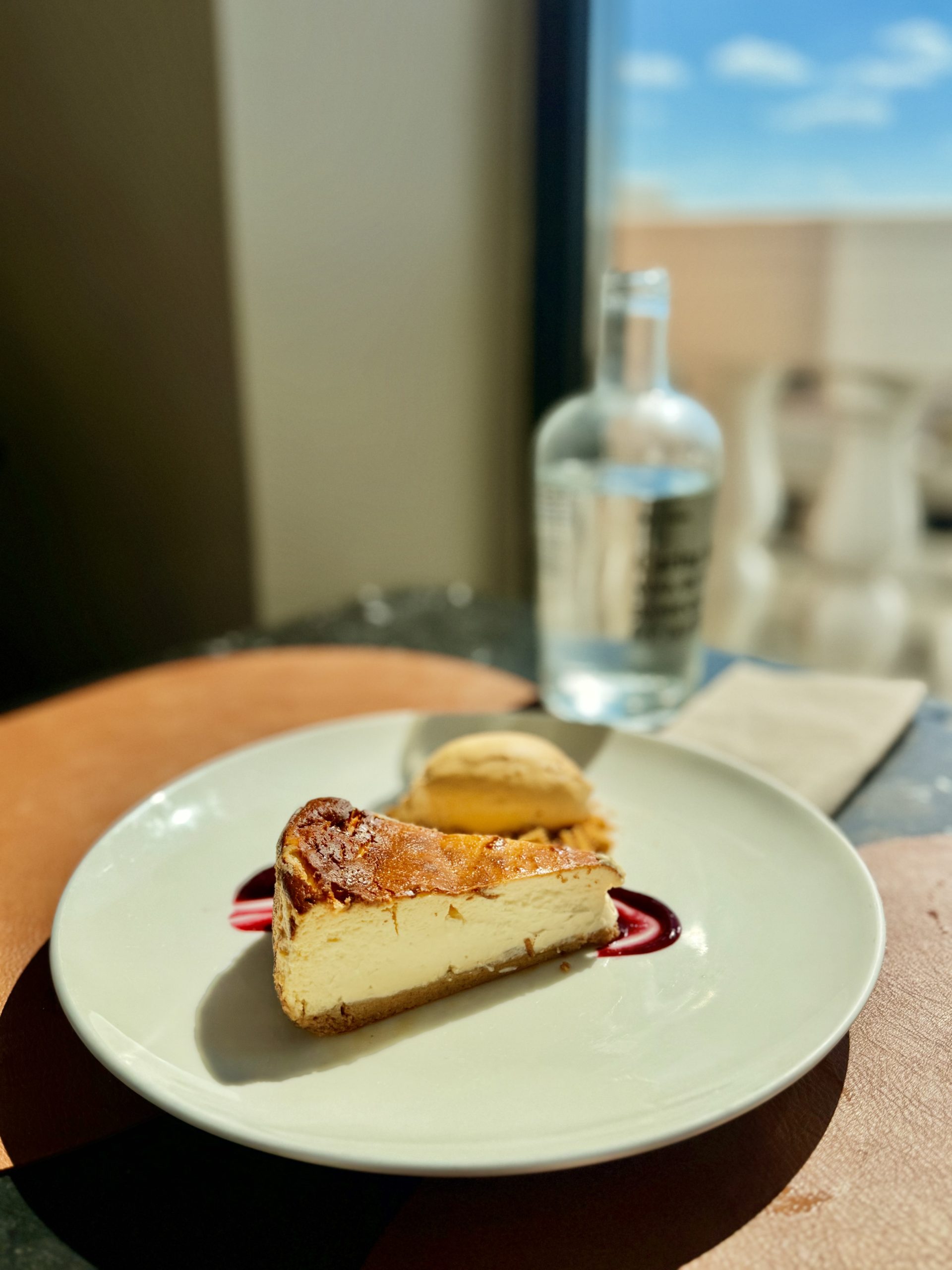 Nice to Meet You, en Dear Hotel Gran Vía 12 Tarta de queso cremosa con frutos rojos y helado de Ferrero Rocher.